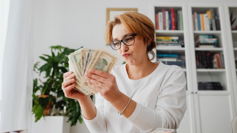Mơ Thấy Cho Tiền Người Khác