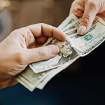 Mơ thấy tiền giả là điềm gì? Giải mã chi tiết cùng Money