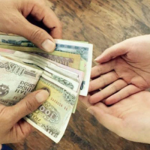 Mơ thấy cho tiền người thân là điềm gì? 