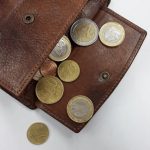 Ý Nghĩa Phong Thủy Của Ví Tiền - Mở Lối Tài Lộc